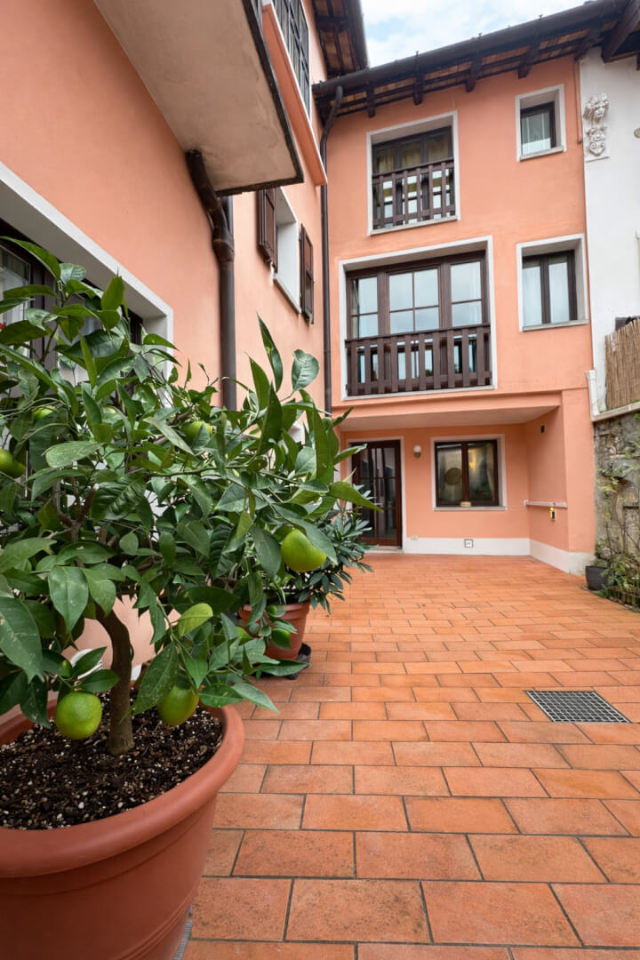 Innenhof mit Terracotta Fliesen und Zitronen-Bäumchen