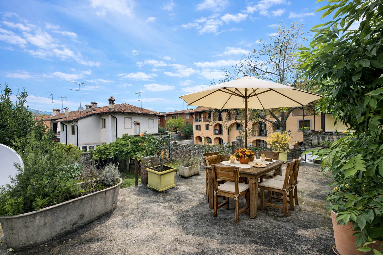 Terrasse mit Blick auf die umliegenden Häuser