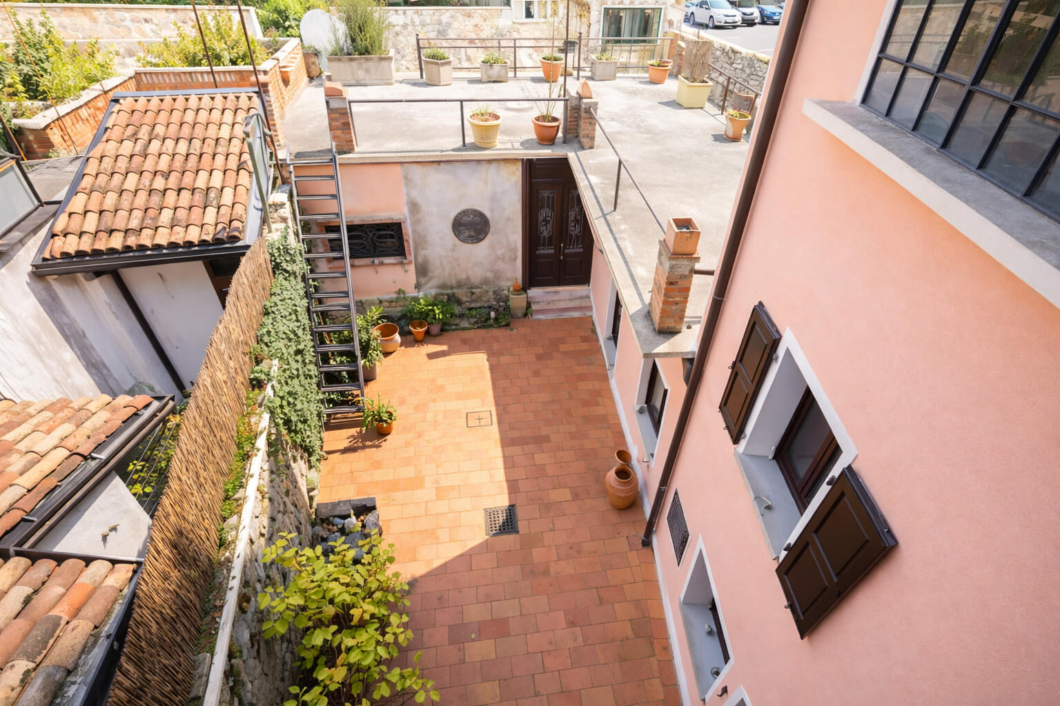 Gepflasteter Innenhof mit Ansicht von oben