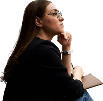 Frau sitzend mit Brille und langen Haaren