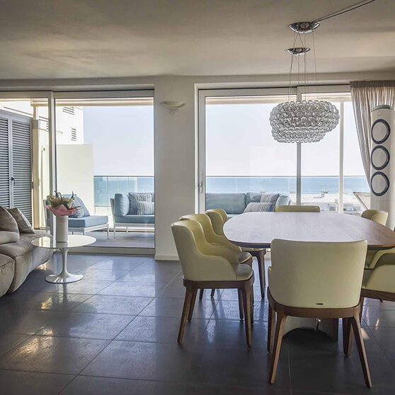 Couch- und Essbereich mit Blick auf den Balkon Penthouse in Grado