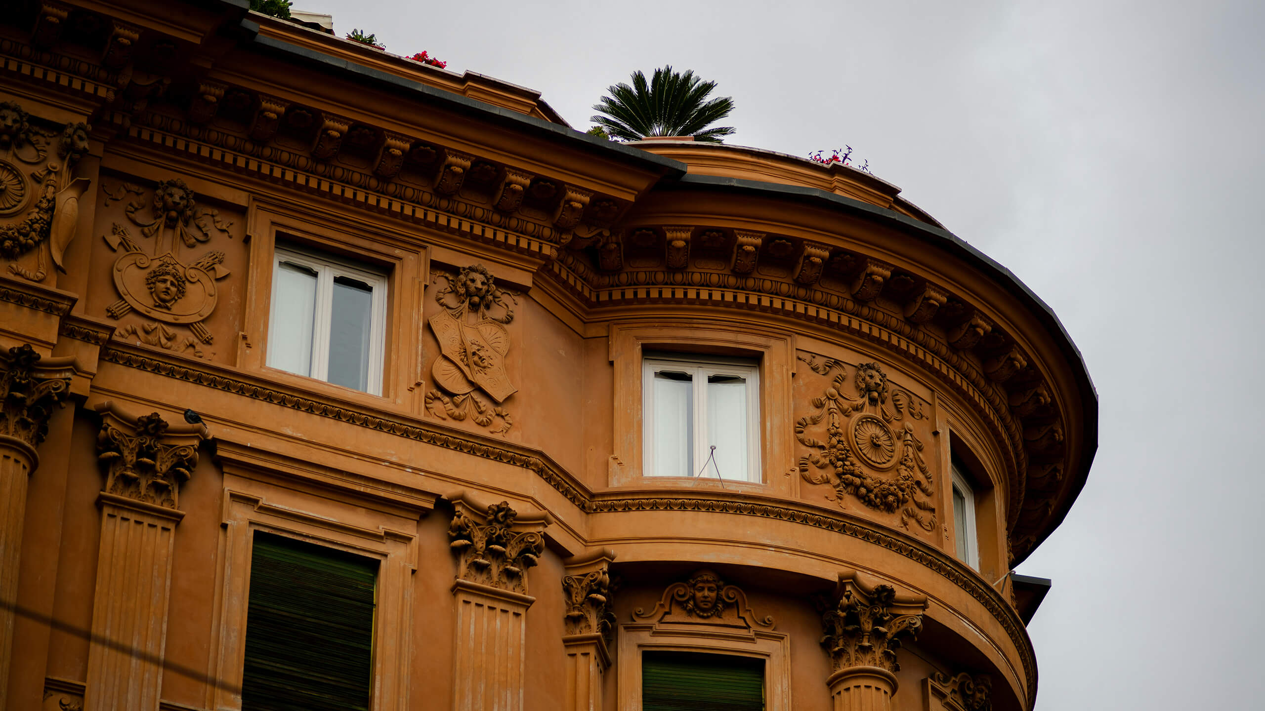 Haus Außenansicht mit Verzierungen auf der Außenmauer