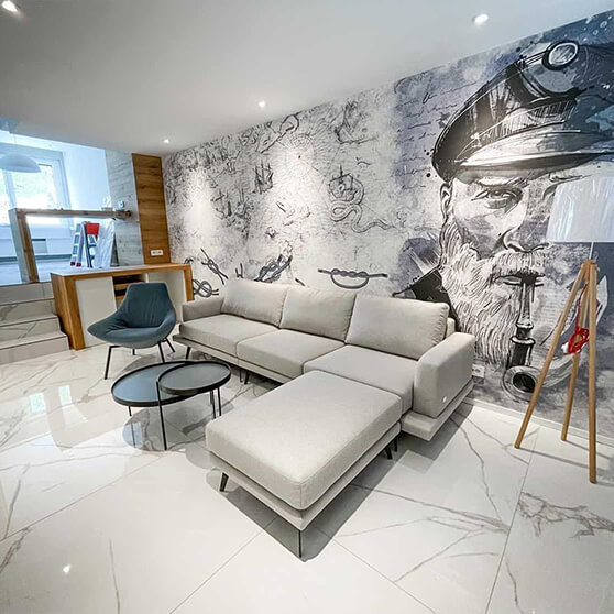 Wohnzimmer mit weißer Couch und Wandtapete mit einem Seemann Villa am Meer in Lignano