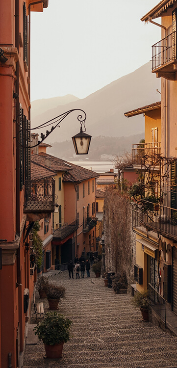 Blick in die Gasse mit vielen Treppen