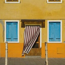 Gelbes Haus mit blauen Balken