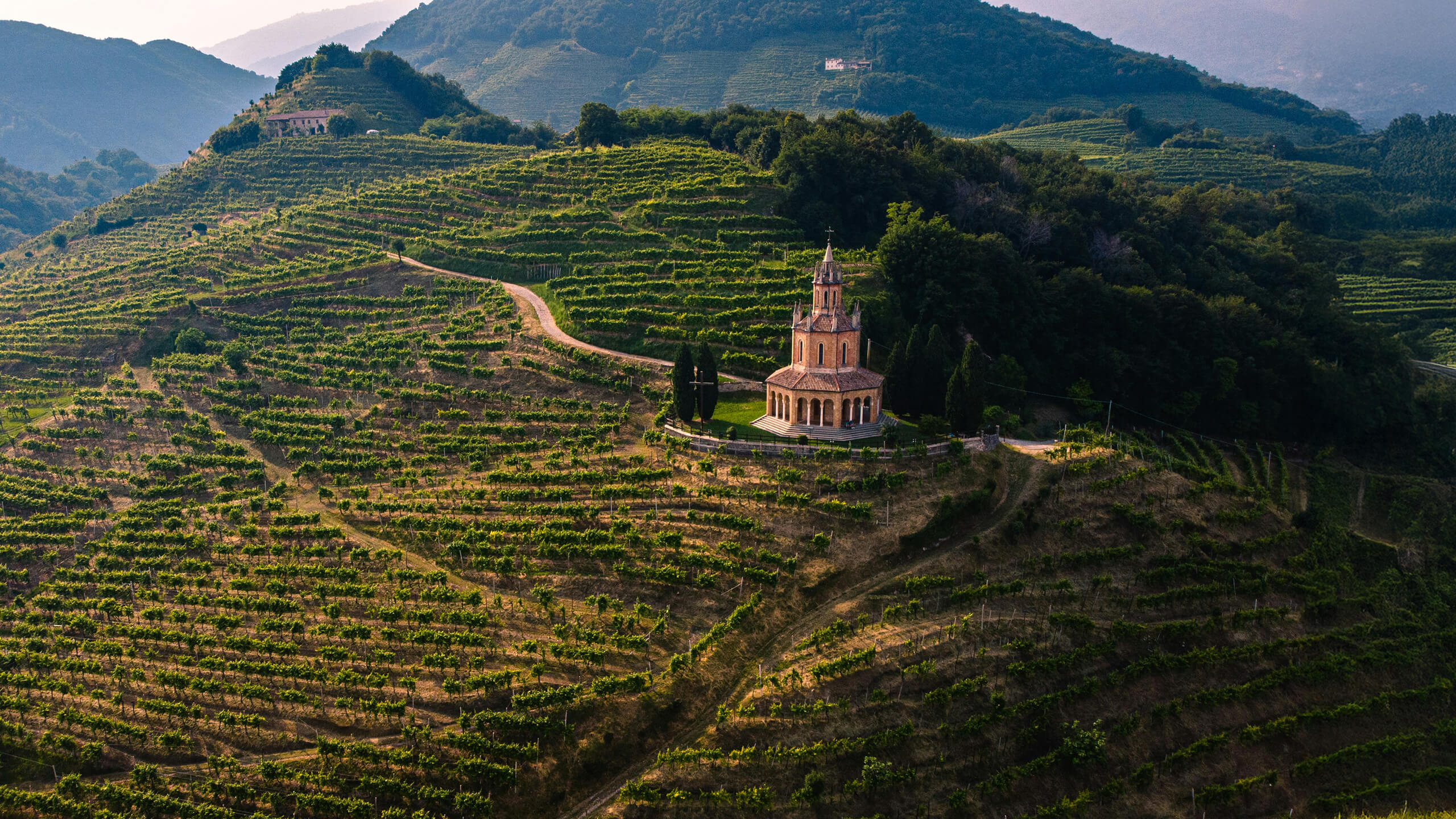Kirche in der hügeligen italienischen Landschaft