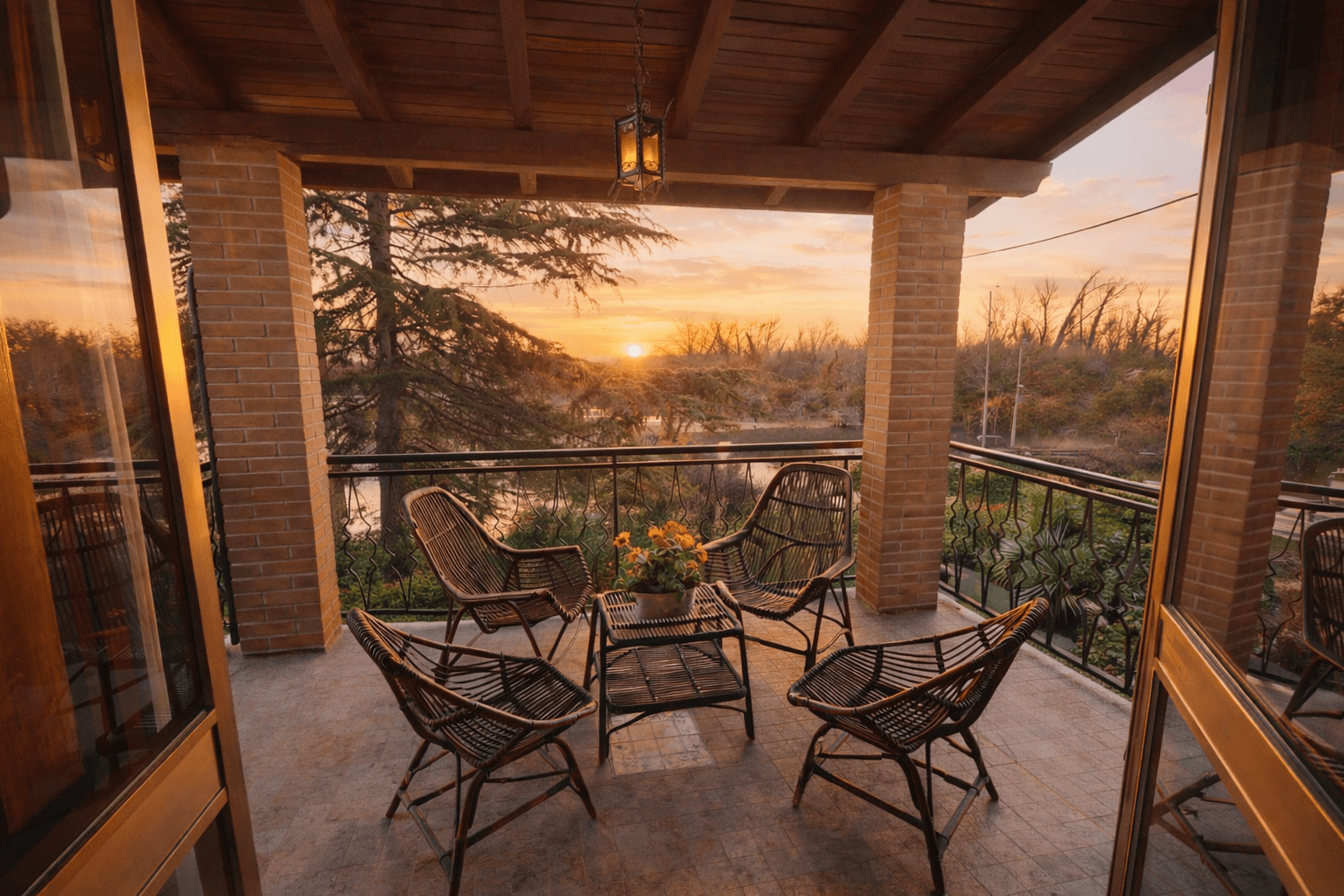 Aussicht von der Panorama Terrasse bei Sonnenuntergang auf dem Fluss Stella