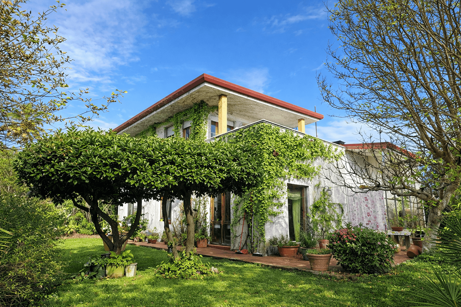 Mediterranen Ansicht des zum Verkauf stehendes Hauses mit großem Garten