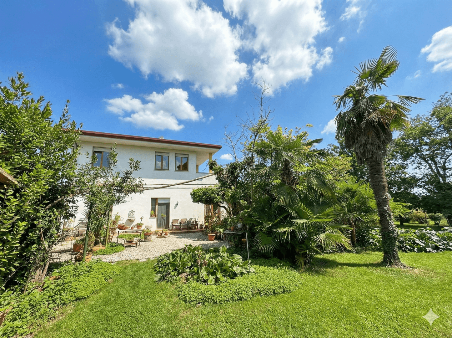Mediterranen Ansicht des zum Verkauf stehendes Hauses mit großem Garten