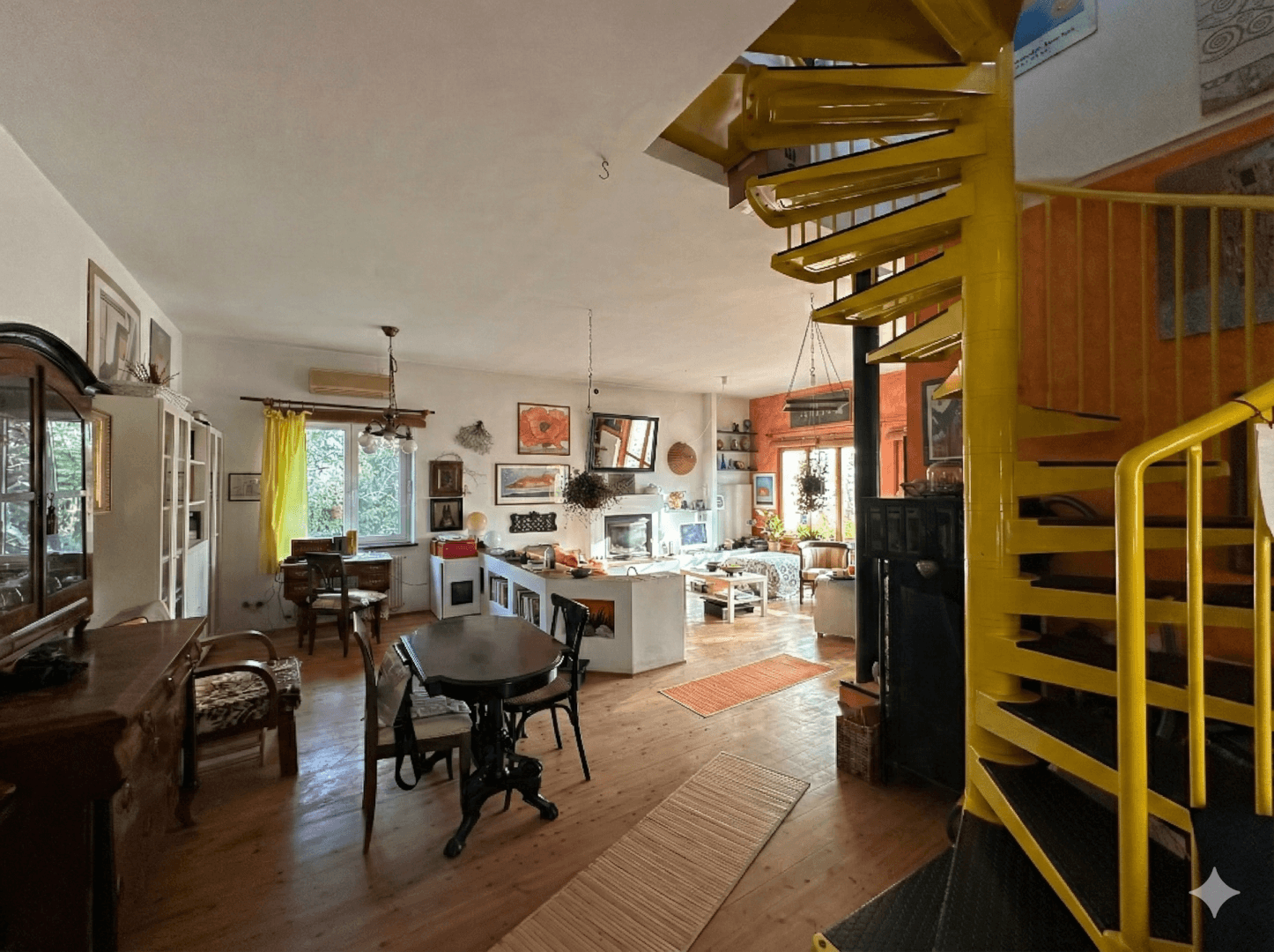 Ansicht Wohnzimmer mit Treppe und Kaminecke