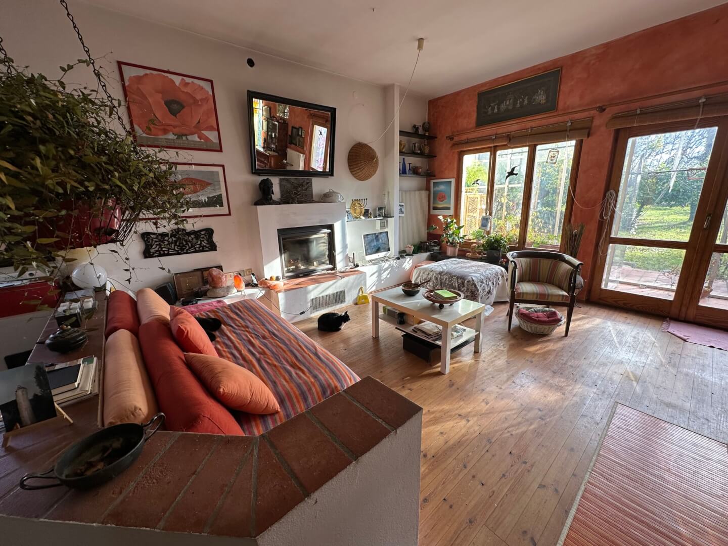 Ansicht Wohnzimmer mit Kaminecke