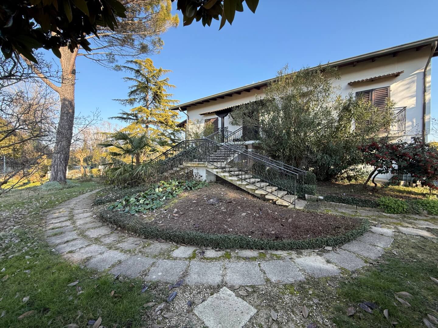 Blick Hauseingang vom Garten aus