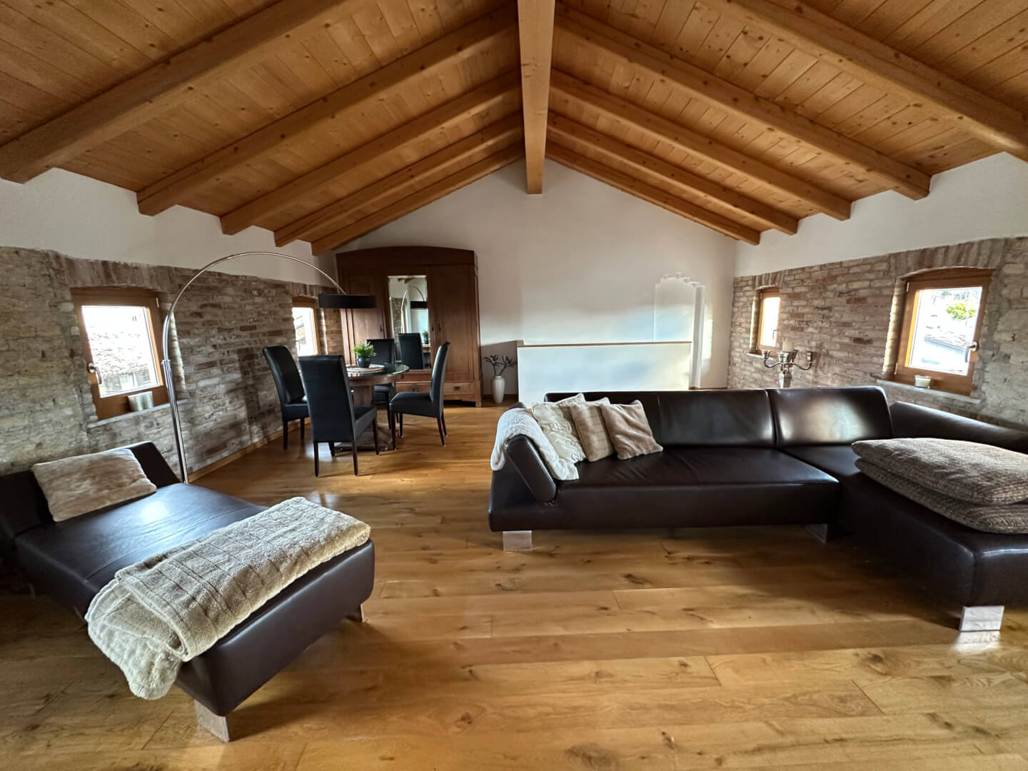 Großzügiger Wohnbereich im Dachgeschoss, mit viel Liebe zum Detail gestaltet und mit sichtbaren Natursteinwänden