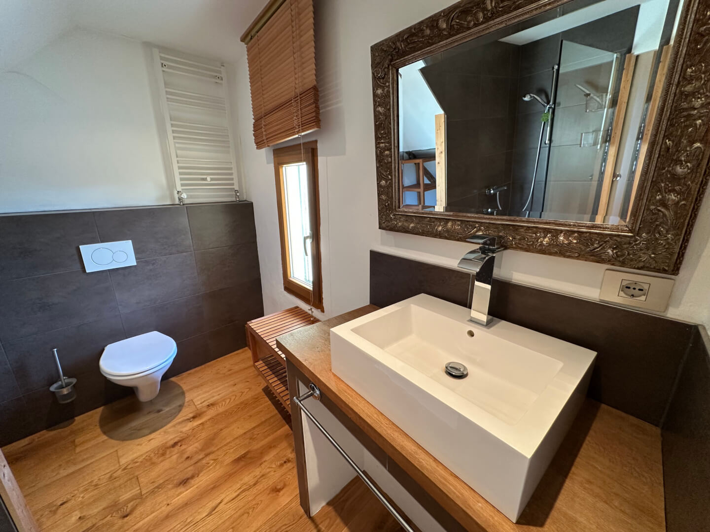 Ansicht des Badezimmers im 1. Obergeschoss mit Waschbecken und WC