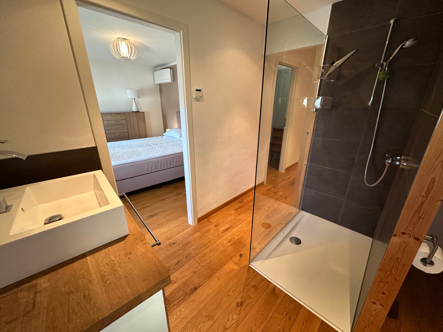 Ansicht des Badezimmers im 1. Obergeschoss mit Waschbecken und Dusche