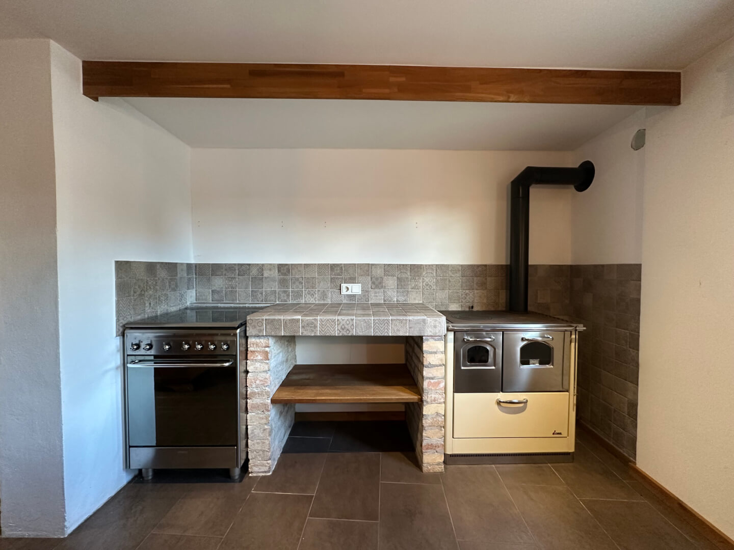 Ansicht des Kochbereichs mit u.a. dem Spolert, dem friulanischem Ofen zum Heizen und Kochen