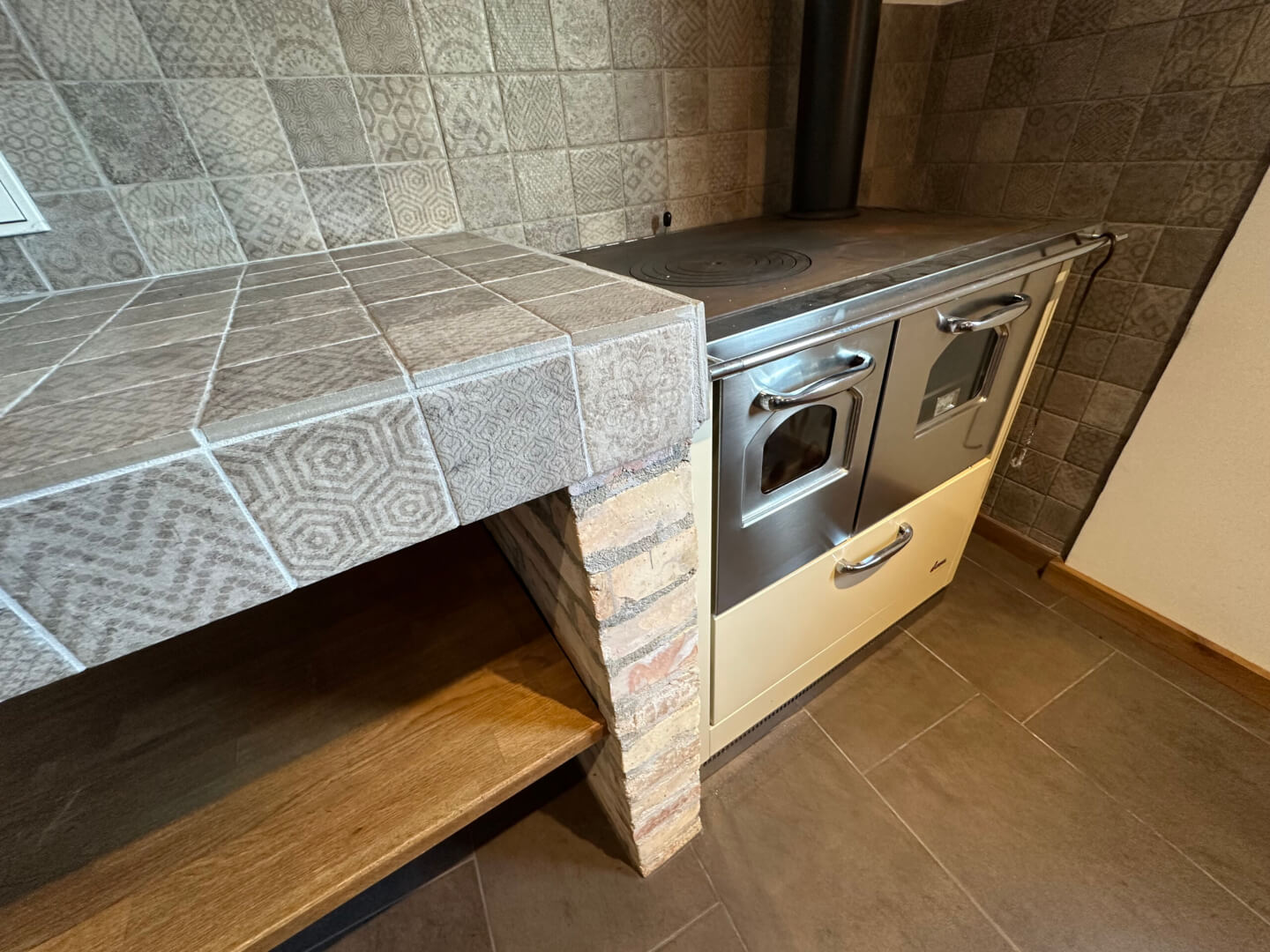 Detail vom Spolert, dem friulanischem Ofen zum Heizen und Kochen