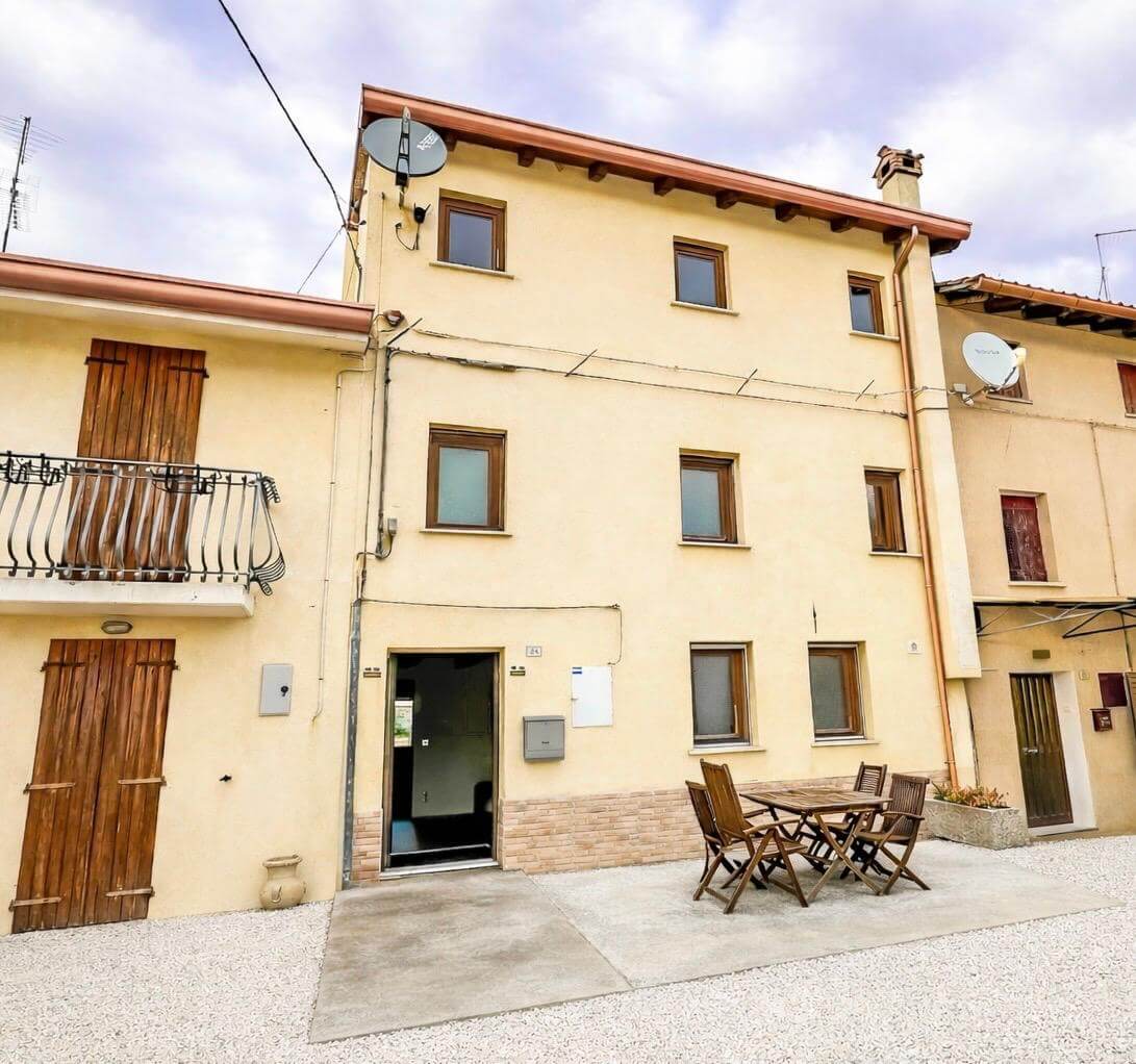 Hauptfassade mit Terrassenbereich des Rustico in San Giorgio
