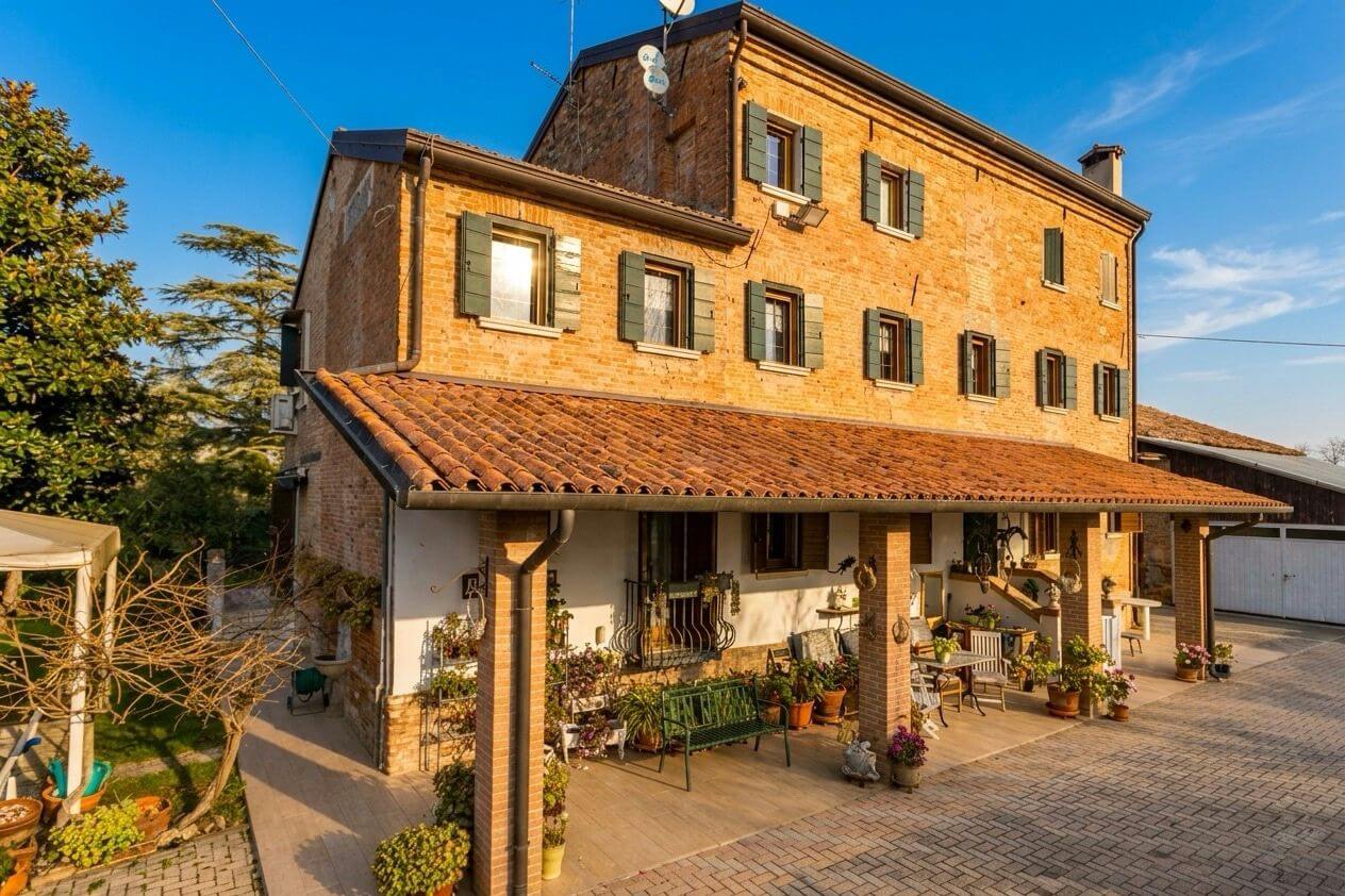 Ansicht des zum Verkauf stehendes Backstein-Hauses