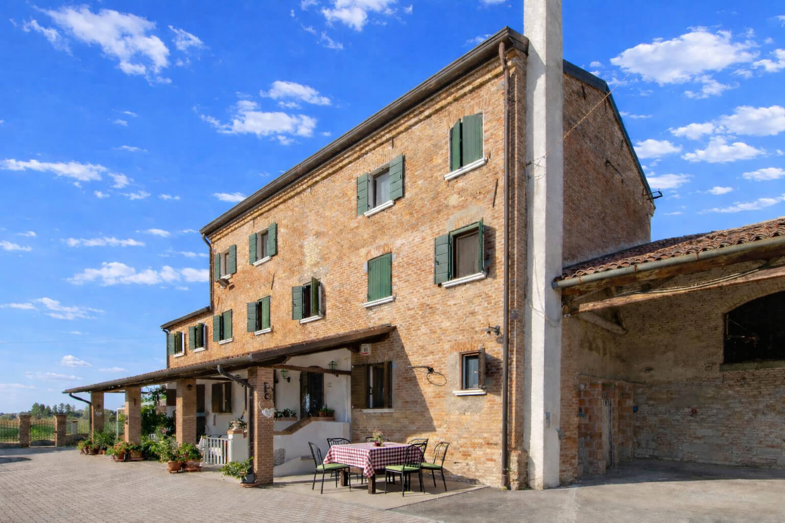 Ansicht der Hauptfassade des zum Verkauf stehendes Backstein-Hauses