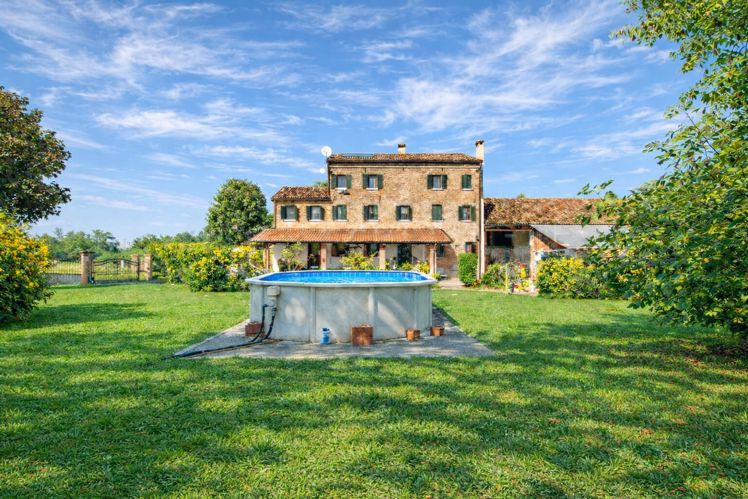 Gartenansicht mit Pool