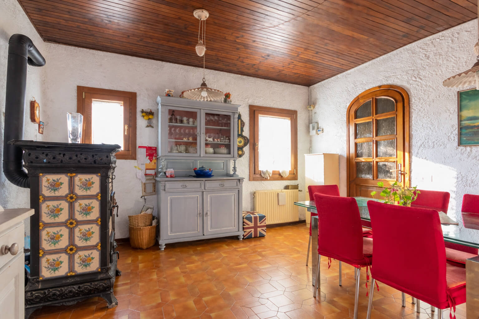 Esszimmer mit Kachelofen im Erdgeschoss