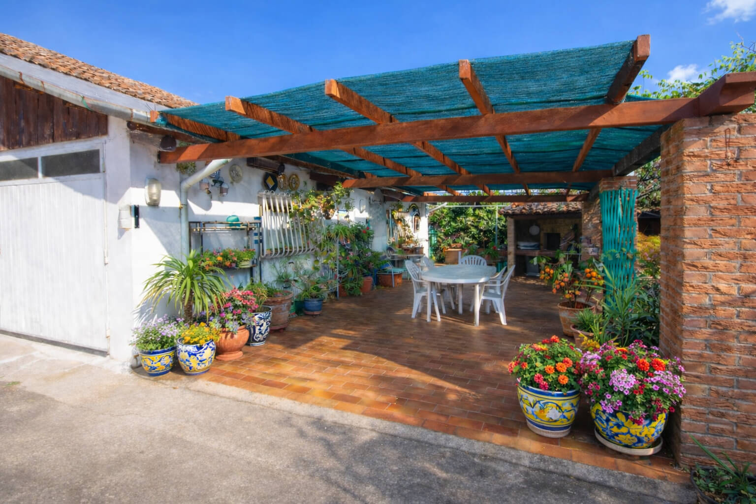 BBQ mit mediterranen Pflanzen