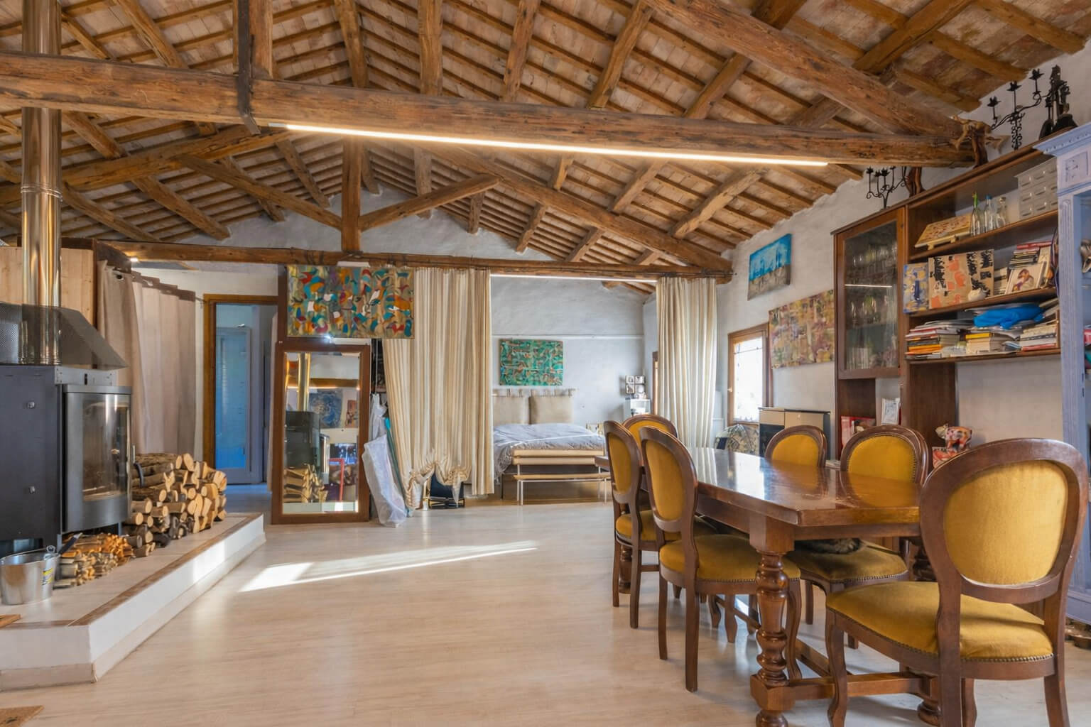 Grosses, weiträumiges Dachgeschoss