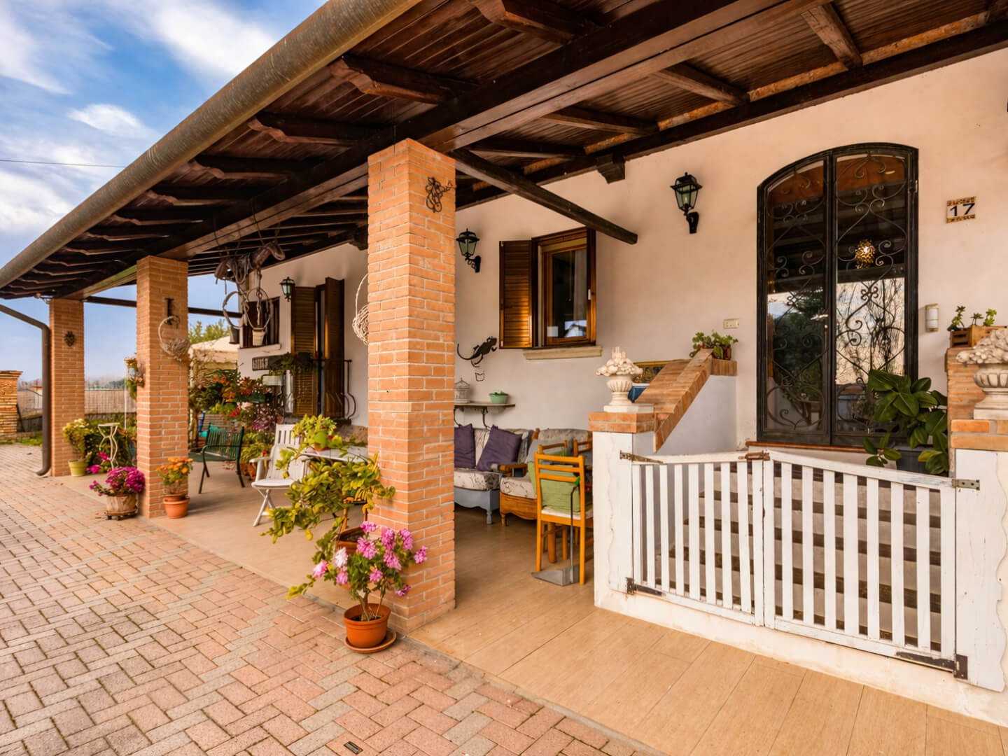 Ansicht des Portico und Eingangsbereichs des Backstein-Hauses