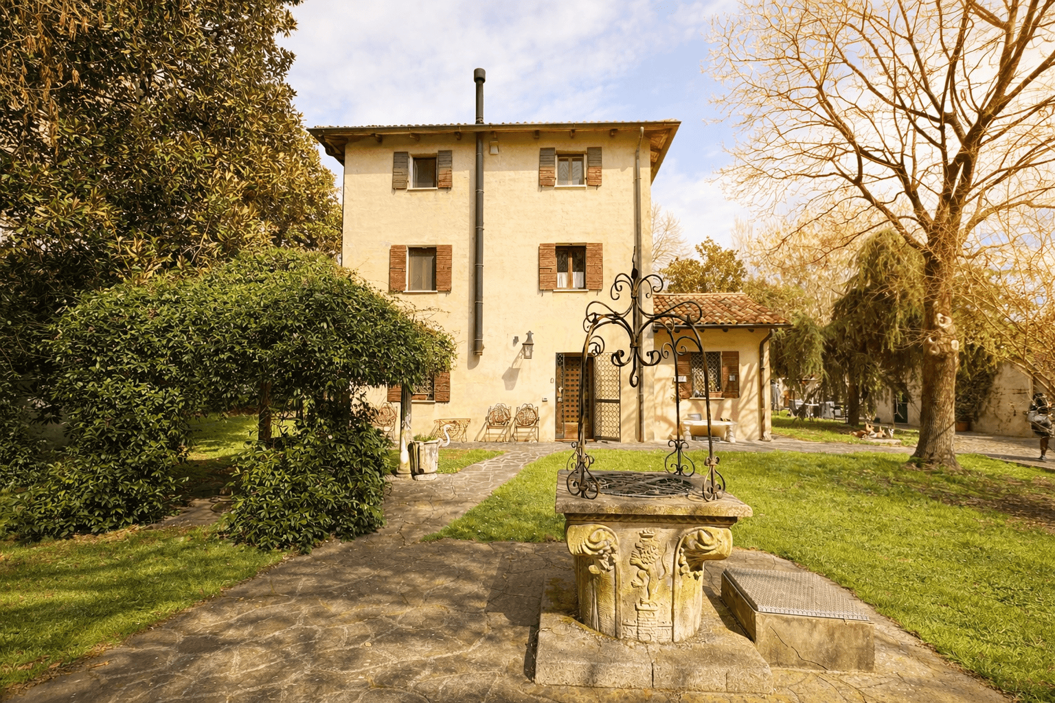 CA' IVELISE - Ansicht der Hauptfassade mit Pavilion und venezianischem Brunnen