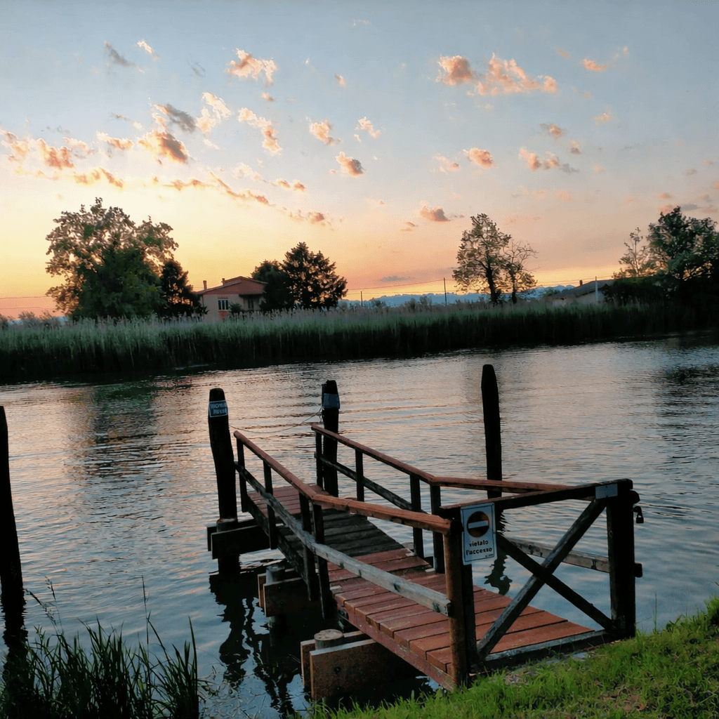 CA_IVELISE - Ansicht des privatem Bootsanlegeplatz am Fluss Sile bei Sonnenuntergang