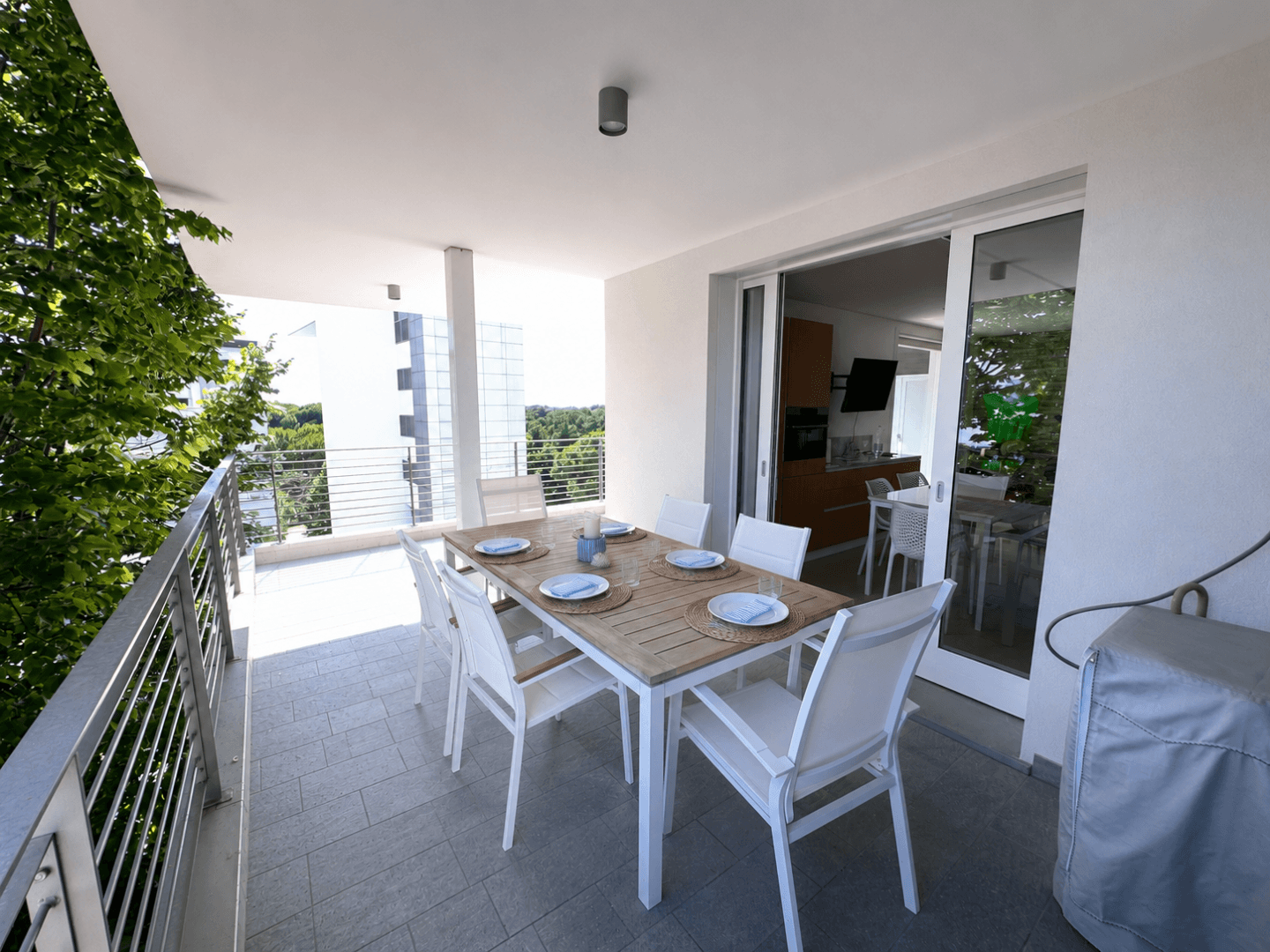 Terrasse im 5.OG mit gedeckten Tisch