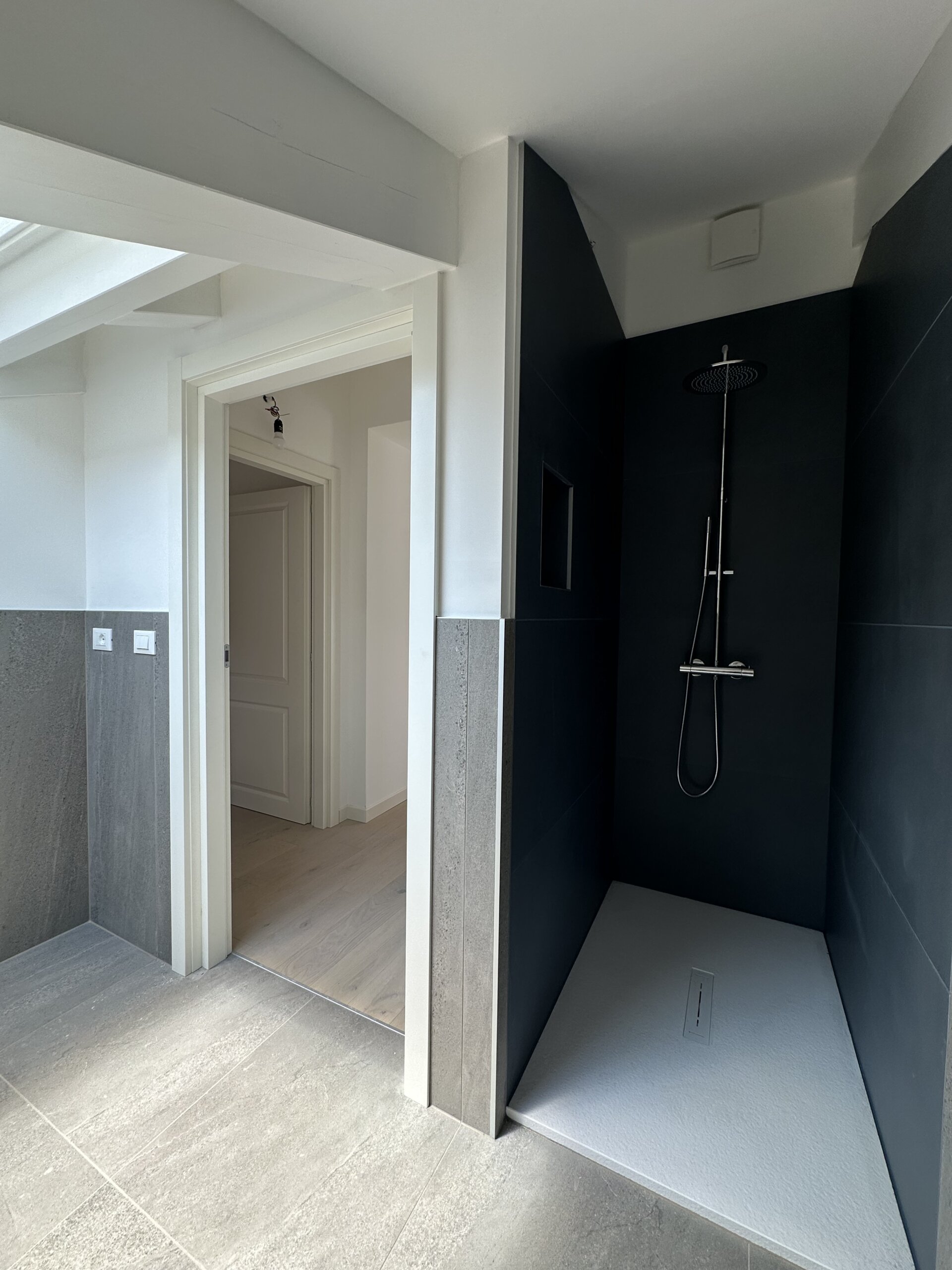 Badezimmer mit Dusche