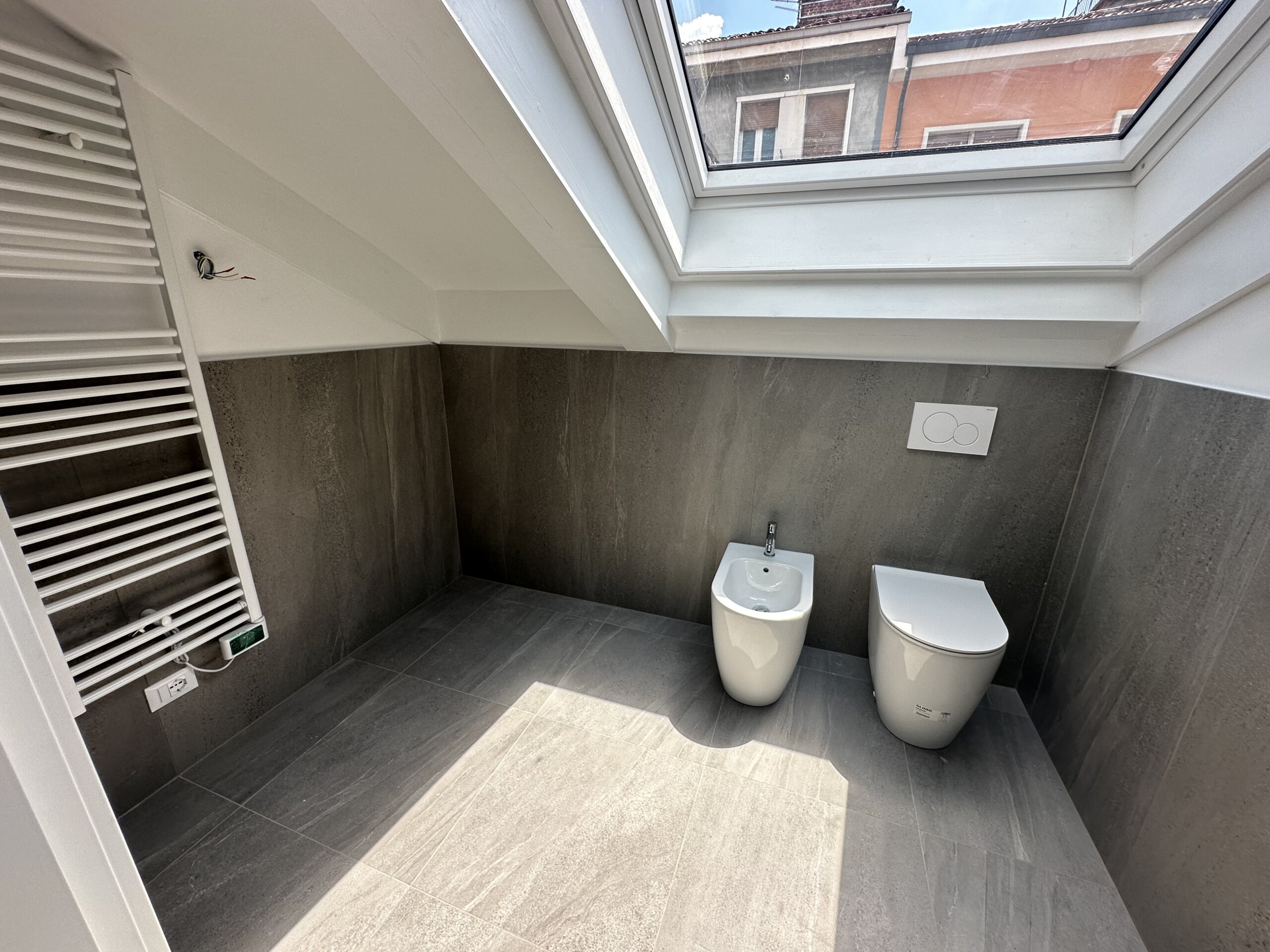 Badezimmer mit Dachfenster