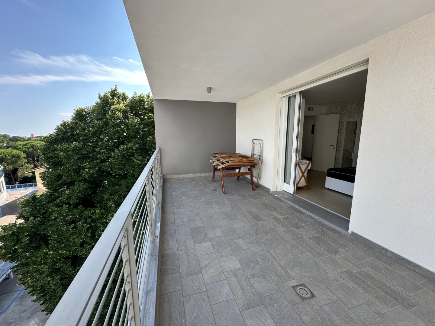 Terrasse im 5.Obergeschoss mit Blick ins Schlafzimmer