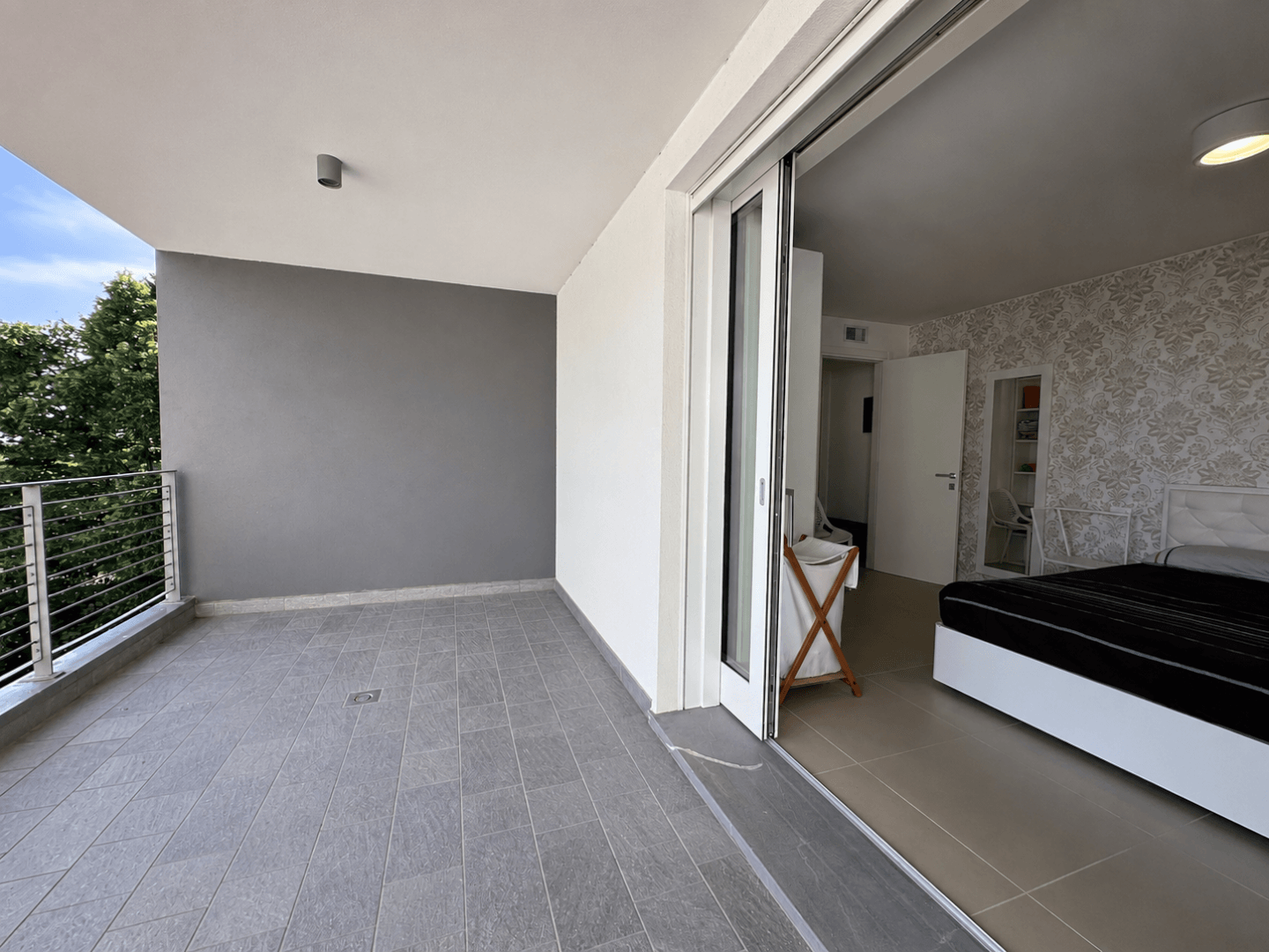 Terrasse im 5.Obergeschoss mit Blick ins Schlafzimmer