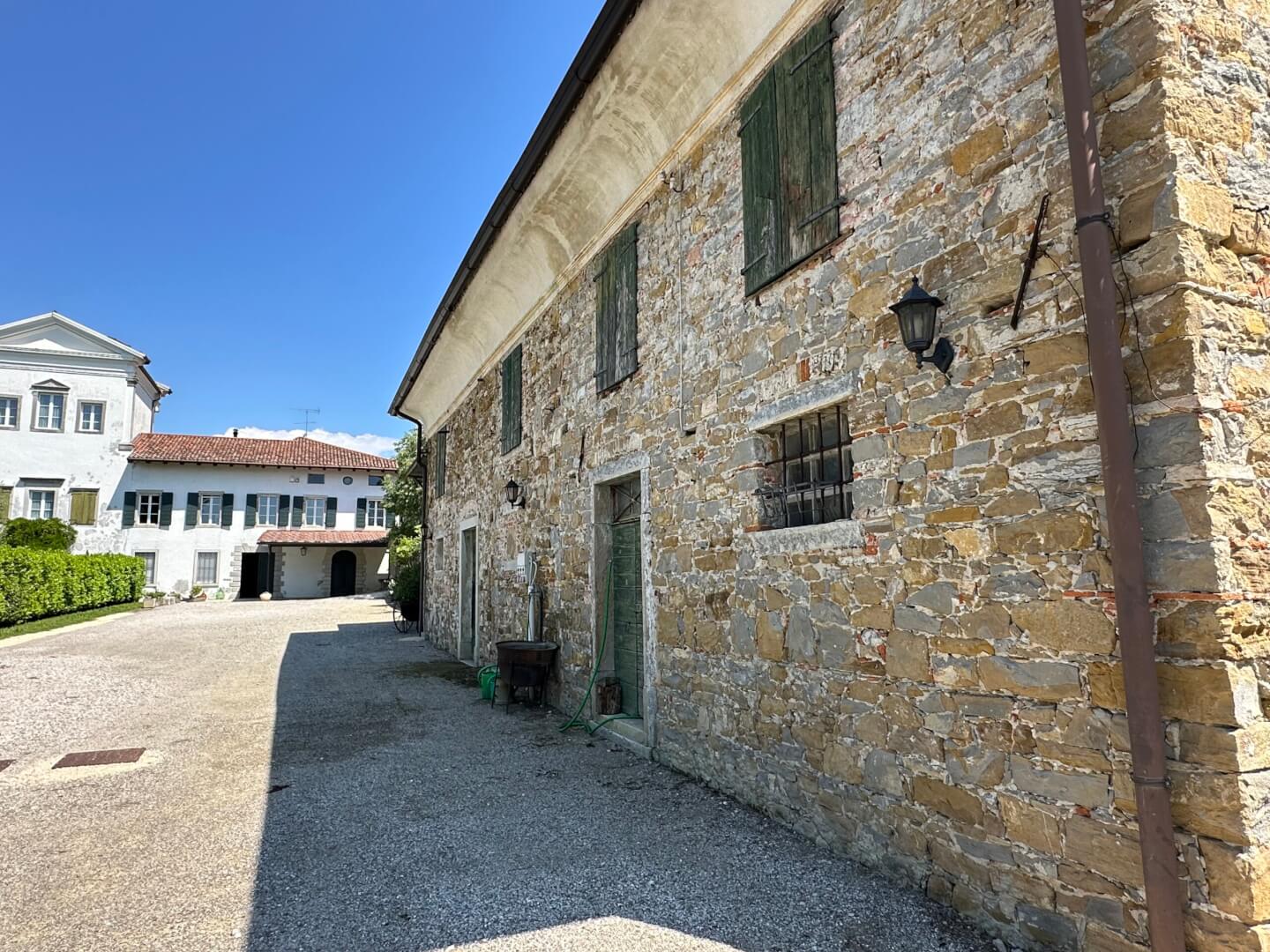 Ala di Villa veneta in vendita con edificio agricolo in sassi