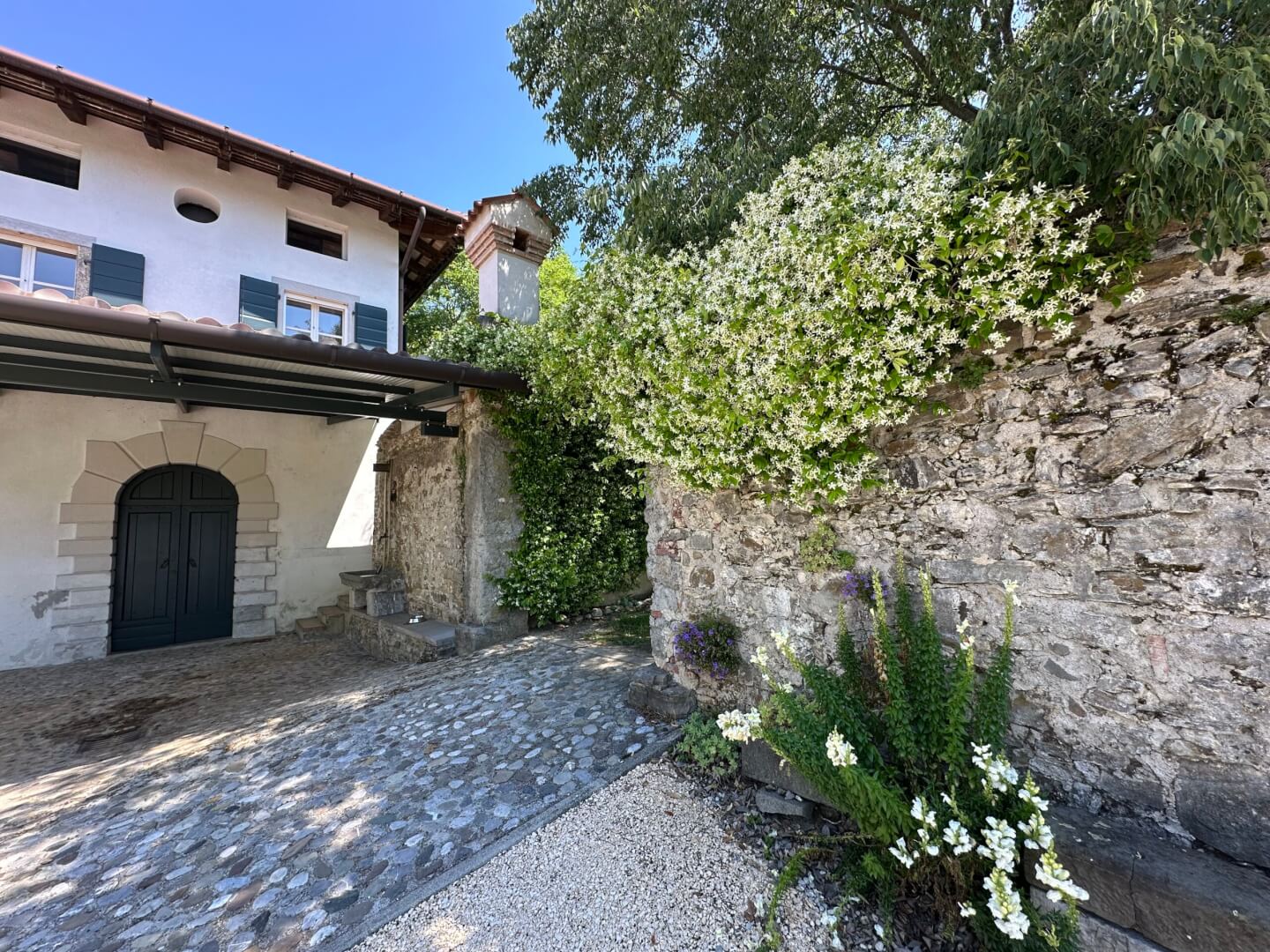 Dalla Villa verso la vigna di proprietà