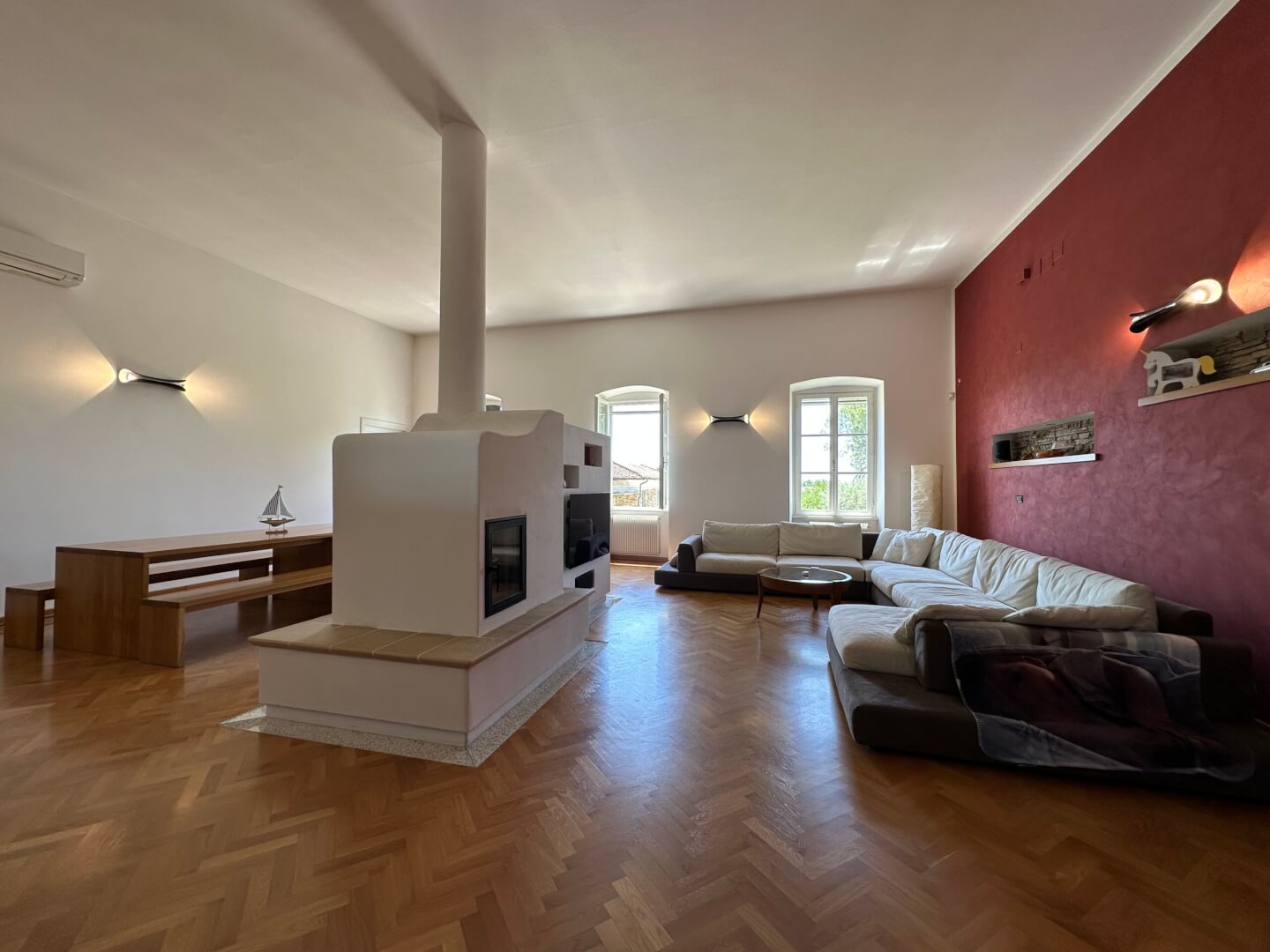 Soggiorno con grande stufa legno piano primo