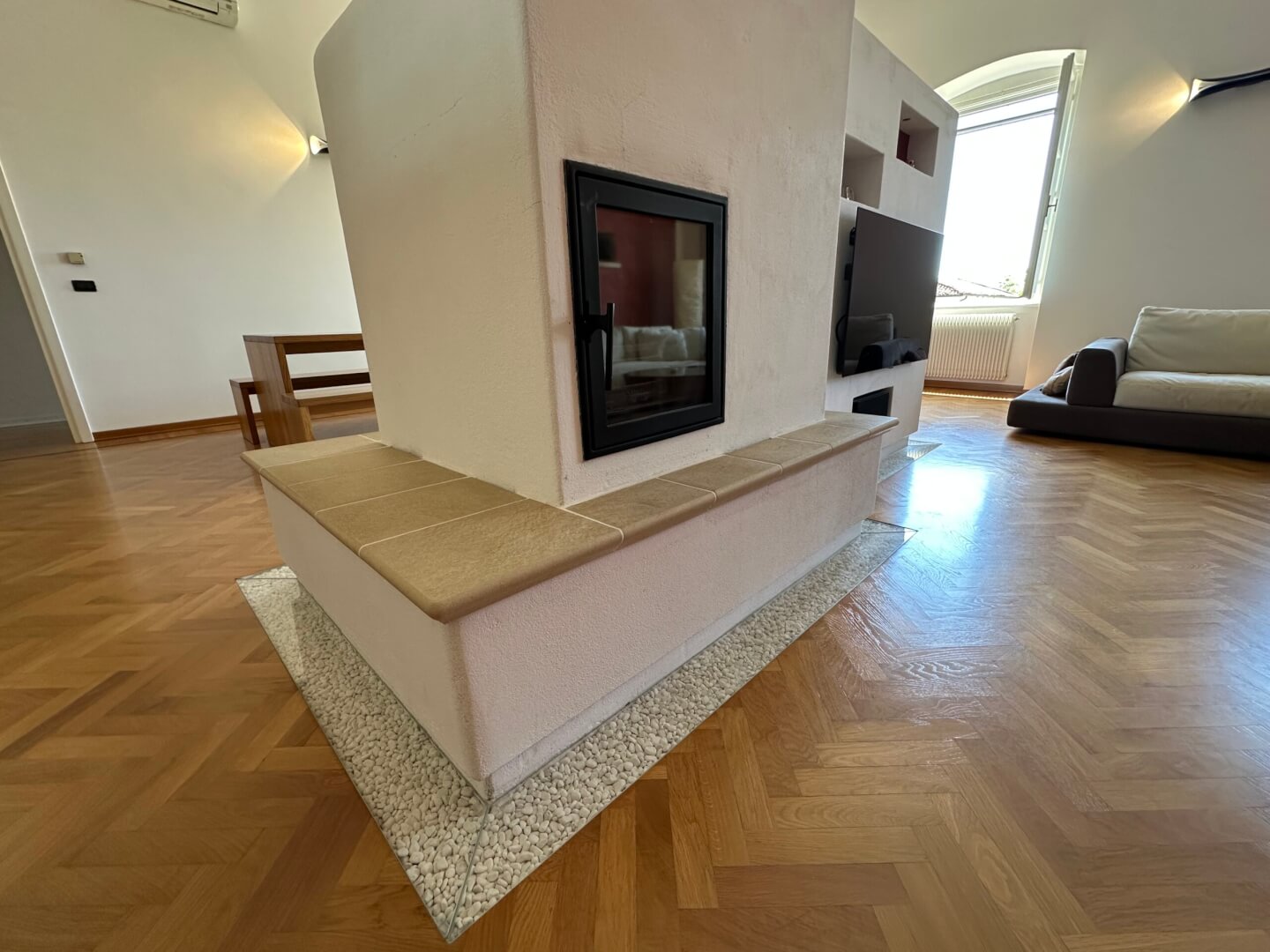 Soggiorno con grande stufa legno piano primo