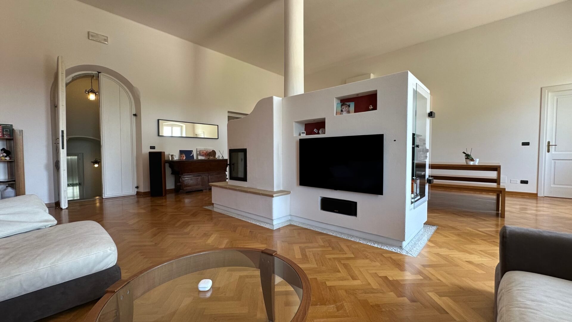 Soggiorno con grande stufa legno piano primo