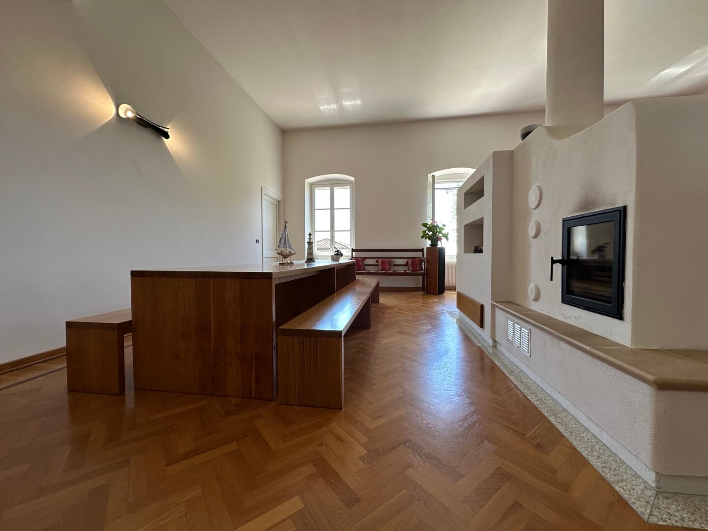 Soggiorno con grande stufa legno piano primo