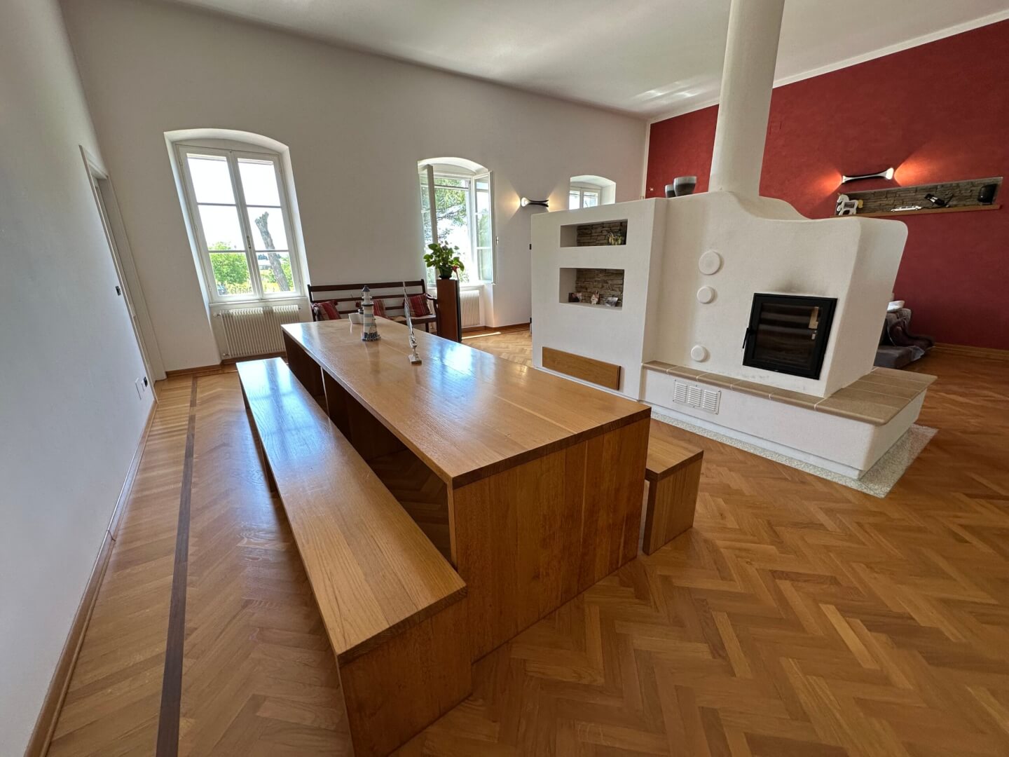 Soggiorno con grande stufa legno piano primo
