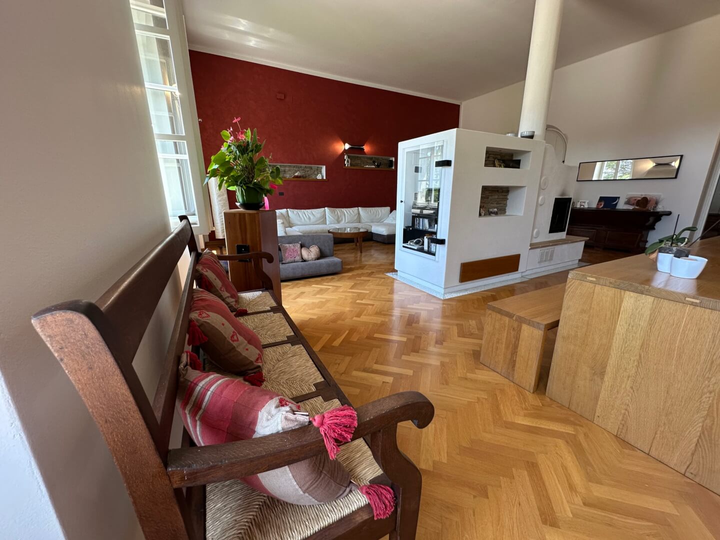 Soggiorno con grande stufa legno piano primo