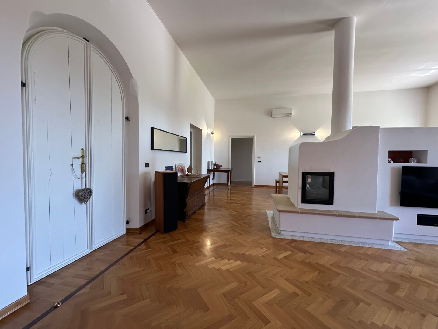 Soggiorno con grande stufa legno piano primo