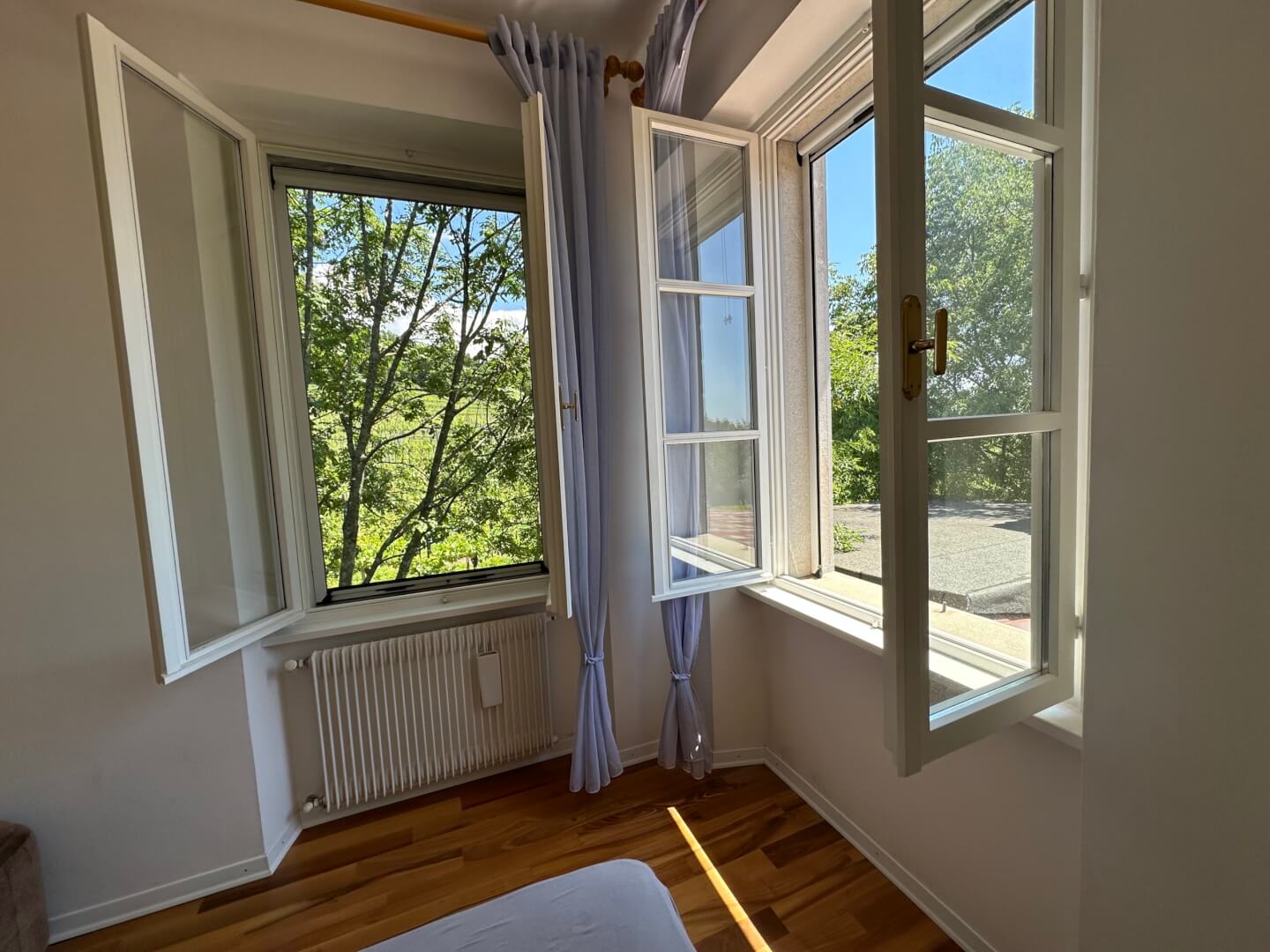 Schlafzimmer mit Ausblick auf die Weinberge