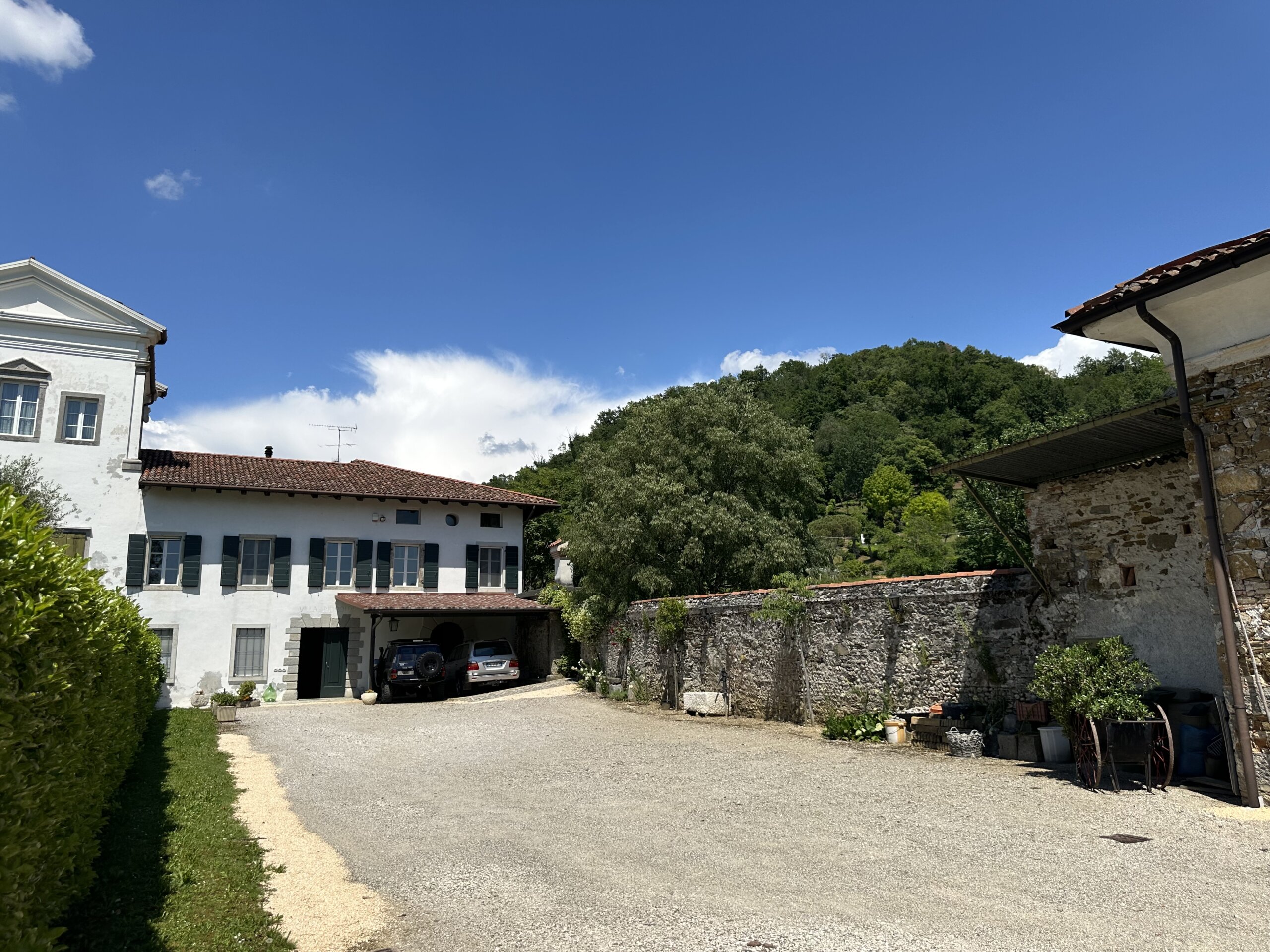 Villa Moroldi - Hauptansicht mit Weinberg