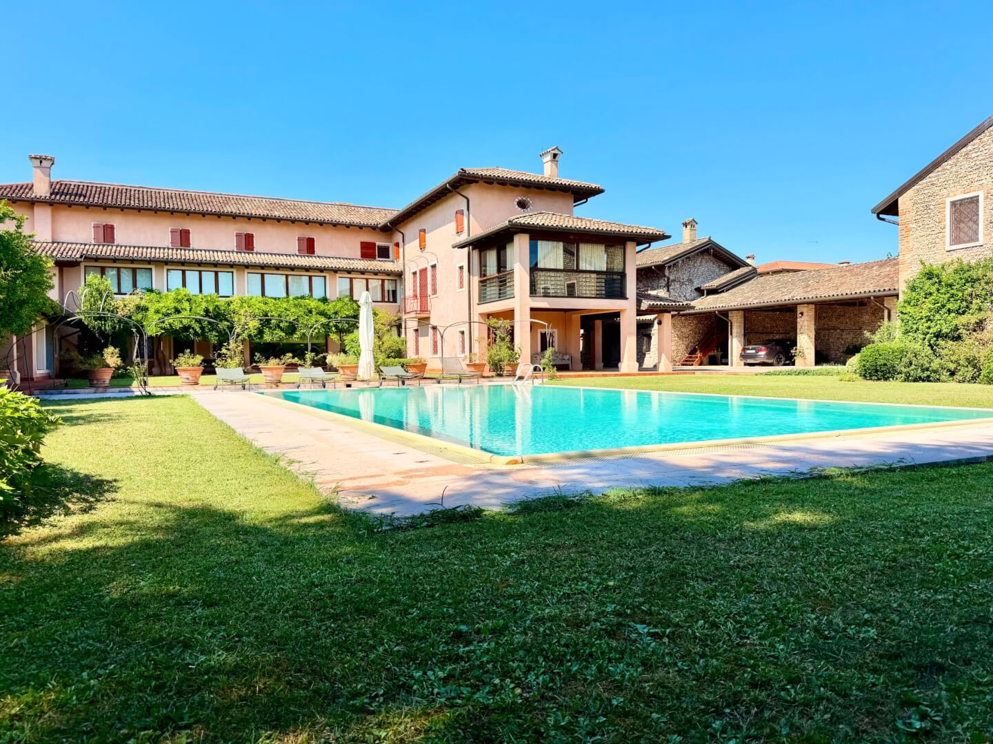 Ansicht des Anwesens mit Swimmingpool
