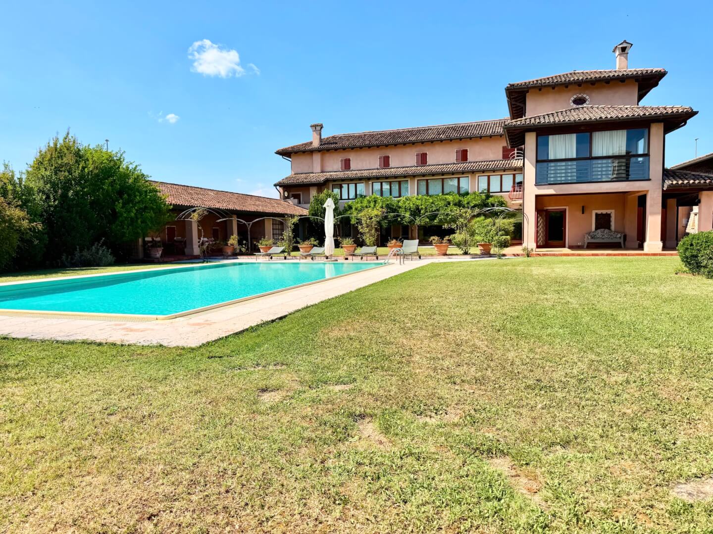 Ansicht des Anwesens mit Swimmingpool