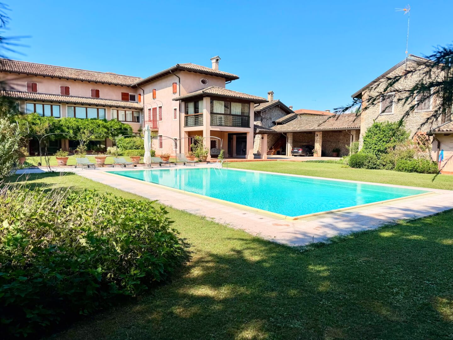 Ansicht des Anwesens mit Swimmingpool